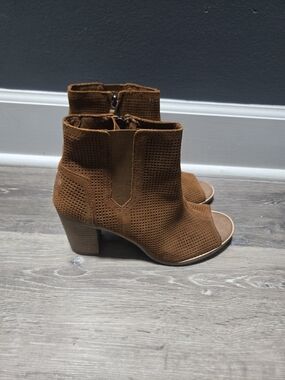 TOMS Majorca Peep Toe Block Heel Cinnamon Suede Booties W9.5